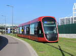 Nice / Nizza Lignes d'Azur Ligne de tramway / SL T2: Am 30. September 2021 verlässt der Citadis-X05/405 32 den Flughafen in Richtung Port Lympia im Zentrum von Nizza. - Auf 80% der Linie fahren die Züge ohne Oberleitung; den Fahrstrom holen sich die Fahrzeuge an den Haltestellen, die mit einer kurzen Stromschiene ausgestattet sind - durch einen Unterbodenstromabnehmer empfängt der Wagen während des Aufenthaltes in der Hst. den Fahrstrom, der dann mittels einer innovativen Batterie für die Weiterfahrt benutzt wird. 