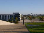 Der LGV-Bahnhof Gare de Champagne-Ardenne TGV ist der Endpunt der Linie B der 2011 eröffneten neuen Straßenbahn von Reims.
Tram CITURA-110 (Citadis-302 Alstom2010) steht an der Haltestelle.
Der Bahnhof liegt in der Gemeinde Bezannes, etwas außerhalb des Stadtgebiets von Reims. 
2014-10-19 Bezannes Gare-de-Champagne-Ardenne-TGV