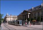 . Haltestelle  Opra  - Citadis-Straenbahn 117 mit Werbung an der zentralen Haltestelle  Opra . Von hier aus sind es nur wenige Schritte zur berhmten Reimser Kathedrale. 23.07.2012 (Gisela)