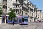 . Zuknftiger Abzweig - Nrdlich der Haltestelle  Opra  liegen schon die Weichen fr einen Strecke nach Nordosten. Tram 103 biegt hier in langsamer Fahrt von der Cours Jean Baptiste Langlet in die Rue de Vesle. Die Gleislage ist hier ungnstig gestaltet mit einer kurzen Geraden zwischen zwei Bgen.  23.07.2012 (Matthias)