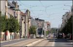 . Reims, Avenue de Laon - Blick von der Haltestelle  Belges  in Richtung Zentrum mit der Citadis-Bahn 117 in Fahrtrichtung Norden. 23.07.2012 (Matthias)