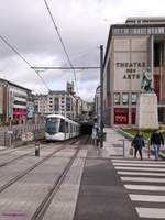 Tram TCAR-Astuce-838 (Citadis402 Alstom) kommt stadtauswärts fahrend aus dem Tunnel um gleich darauf die Seinebrücke zu überqueren.