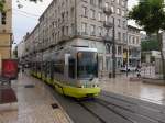 Tram STAS-903 unterwegs auf der Linie T3 nach Châteaucreux. 
Diese Straßenbahn des Typs Vevey-Alsthom wurde 1991 geliefert. 

Die Société de Transports de l’Agglomération Stéphanoise, kurz STAS, betreibt den öffentlichen Nahverkehr in Saint Étienne. An der Bezeichnung Stéphanois für die Saint Étienne lässt sich erkennen, dass Étienne die französische Ableitung von Stephanus bzw. Stefan ist. Seit 1881 verkehren ohne Unterbrechung meterspurige Straßenbahnen in Saint Étienne. Dass das Netz, auch in der Innenstadt, nie stillgelegt wurde, ist in Frankreich eine völlige Ausnahme. 
Heute existieren 3 Straßenbahnlinien. 

2014-07-21 Saint Étienne Place du Peuple - Rue Gambetta 
