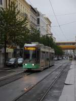 Tram STAS-926 unterwegs auf der Linie T1 zum Hauptbahnhof Châteaucreux.
Diese Straßenbahn des Typs Vevey-Alsthom wurde 1998 geliefert. 
Im Hintergrund eine weitere Straßenbahn und die hochliegende, die Straße kreuzende SNCF-Strecke mit der Station Carnot.
2014-07-21 Saint Étienne Rue Charles-de-Gaulle