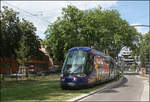 . Pro Europa -

Eine Citadis-Tram der neueren Generation macht Werbung für die Eurométropole Straßburg. Die beiden Staatsflaggen weißen auf die auf die über Staatsgrenzen verlaufende neue Tramstrecke hin. Dieser Kurs wendet auf französischer Seite an der Haltestelle Port du Rhin. Nur jeder zweite Zug fährt über den Rhein bis Kehl. Nach der deutsche BOStrab sind Reflektorstreifen Vorschrift. Diese wurden als zwei rote Streifen auf die Front geklebt. Die Eurotrams werden Kehl nicht anfahren, diese haben keine Zulassung nach BOStrab.

25.06.2017 (M)