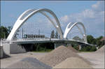 Zwei Doppelbögen -    Die neue Trambrücke zwischen Kehl und Straßburg über den Rhein.