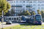 STRASBOURG (Grand Est/Département Bas Rhin), 14.10.2017, Tramlinie D nach Kehl Bahnhof (rechts) und in Gegenrichtung nach Poteries (links) bei der Aus- bzw.