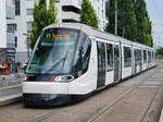 Straßenbahn Strasbourg Zug 3010 auf der Linie D nach Port du Rhin in der Station Etoile Polygone, 26.06.2020.