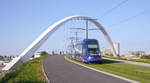 Tram CTS-2021 unterwegs auf der Ligne-D von Kehl nach Rotonde auf der Brücke über das Vauban-Becken.

2017-04-29 Strasbourg-Citadelle  