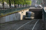 . Straßenbahnrampe -

Der Straßenbahntunnel unter dem Gare Centrale in Straßburg ist einschließlich der Rampen 1,2 km lang. Es wurde eine zweigleisige Tunnelröhre im Schildvortrieb erstellt. Auch im Tunnel fährt die Straßenbahn auf Rillenschienen. Das Bild zeigt die Ausfahrt an der Haltestelle  Ancien Synagoges Les Halles . 

21.04.2006 (M)