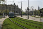 . Im Viertelkreis -

...auf Rasenbahnkörper um den Place de la Republique. 

Straßburg, 21.06.2004 (M)