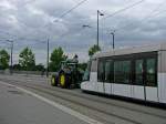 Als meine Schwester meinte, sie sehe einen Traktor ein Tram abschleppen, war ich noch skeptisch. Doch sie sollte Recht behalten! Wagen 2008 der CTS wird hier, zwischen den Haltestellen Droits de l'Homme und Parlement Europeen von einem Traktor der Verkehrsbetriebe abgeschleppt. An der Haltestelle Wacken fand der Transport ein vorbergehendes Ende und verursachte einen Tramstau auf der Linie B, bevor der Triebwagen dann aus eigener Kraft in Richtung Innenstadt fuhr. Den Grund fr das Manver hat keiner der  normalen  fFahrgste erfahren... (Strasbourg, 2.August 2010)