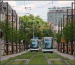 . Rasengleise - Neue Straßenbahntrasse im Bd. du Président Wilson beim Gare Centrale. In Straßburg wird beim Straßenbahnbau immer der gesamte Straßenzug neu gestaltet. Interessant ist hier die Führung der Radweg neben den Gleisen auf dem Mittelstreifen der Bahn. (Die Gleise biegen vor uns zum Gare Centrale ab, wir stehen also nicht im Gleisbereich.) 11.06.2011 (Matthias)