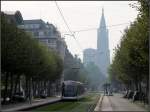 Auf das Münster ausgerichtet -     Die Straßenbahntrasse in der Avenue de la Paix zeigt direkt auf das Münster.