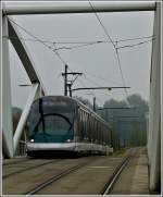 - Die weie Brcke - Eine etwas gewagtere Perspektive der Straenbahnbrcke im Straburger Stadtteil Montagne verte. An Erfahrung scheint es der Fotografin doch noch etwas zu mangeln, htte sie sonst den Stromabnehmer nicht mitten in den Mast plaziert. 29.10.2011 (Jeanny)