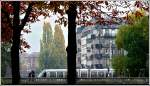 - Herbst in Strasbourg - Während das Pärchen den Stadtplan von Strasbourg studiert, fährt im Hintergrund eine Eurotram über den Pont du Marché. 30.10.2011 (Jeanny)