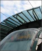 Runde Formen -     Eine Citadis-Tram in der Haltestelle  Homme de Fer  in Straßburg in ungewöhlicher Perspektive.