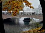 - Herbst in Strasbourg - Die vielen Brücken in Strasbourg, bieten immer neue Möglichkeiten die Straßenbahn abzulichten. Während das Panorama-Schiff schon fast unter dem Pont St Nicolas verschwunden ist, hat die Eurotram diese gerade erreicht. 31.10.2011 (Hans) 