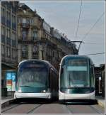 - Direkter Vergleich - Die beiden Fahrzeugtypen der Straßburger Straßenbahn konnnte ich am 29.10.2011 an der Haltestelle Gallia fotografieren, links die etwas bulligere wirkende Eurotam und rechts die elegantere Citadis. Das Bild wurde vom Fußgängerüberweg aus gemacht. (Jeanny)