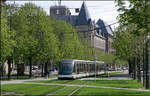 . In der Stadt und doch im Grünen -

Eine kurze Eurotram auf der Straßburger Linie C nähe der Station Republique. 

21.04.2006 (M)