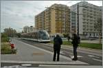 Ein Tieffluriges Strasburger Tram in einem Vorort der Stadt.