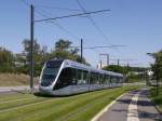 Tram Tisséo-5014 (Citadis302 Alstom2010) auf Rasengleis unterwegs als T1 Richtung Aéroconstellation.