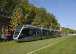 Tram Tisséo-5004 (Citadis302 Alstom2010) auf Rasengleis unterwegs als T1 Richtung Aéroconstellation. Nur hier am Endhaltepunkt Palais-de-Justice kommt die Straßenbahn an den Rand der Innenstadt. Diese wird ansonsten von der Métro erschlossen. 
Seit Dezember 2010 existiert in Toulouse wieder eine Straßenbahn. Seit April 2015 gibt es zwei Linien, wobei die Linien T1 und T2 einen größeren Teil des Weges mit 13 Haltestellen gemeinsam nutzen. 

2015-08-29 Toulouse-Allées-Paul-Feuga Palais-de-Justice 