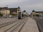 Tram FilBleu-052 unterwegs Richtung Loirebrücke Pont-Wilson.
Die am 31. August 2013 eröffnete Tram in Tours wird mit Straßenbahnen des Typs Alstom Citadis 402 befahren, die hier auf Wunsch der Stadt eine sehr markante und ungewöhnliche Front haben.
2014-09-16 Tours Rue-National