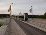 Tram FilBleu-056 unterwegs auf der Loirebrücke Pont-Wilson Richtung Innenstadt. Die am 31. August 2013 eröffnete Tram in Tours wird mit Straßenbahnen des Typs Alstom Citadis 402 befahren, die hier auf Wunsch der Stadt eine sehr markante und ungewöhnliche Front haben. 2014-09-16 Tours Pont-Wilso