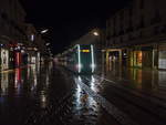 Tours Nachts im Regen. Auf der gewitterregennassen Rue National ist Tram 067 der FilBleu unterwegs.
2014-09-19 Tours