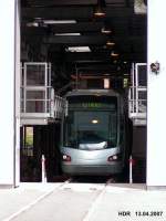 Dieses Straenbahn Fahrzeug steht auf der Wartungsbhne in einem Nebengebude beim Depot.