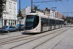 Hier ist gerade eine Straßenbahn der Stadt Le Havre des Typs Citadis wenige Meter vor der Station  Université .