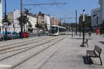 Hier ist gerade eine Straßenbahn der Stadt Le Havre des Typs Citadis wenige Meter vor der Station  Université .