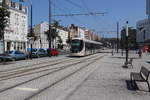 Hier ist gerade eine Straßenbahn der Stadt Le Havre des Typs Citadis wenige Meter vor der Station  Université .