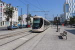 Hier verlässt gerade ein Citadis der Straßenbahn Le Havre die Station  Université , sie befährt jetzt die Strecke in Richtung Norden wo es einen Berg hoch geht und sich die Linien