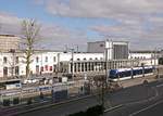 Gare de Caen. Vor dem Bahnhof ist der Twisto-514 auf der Ligne-A unterwegs Richtung Caen-Campus2.

2016-02-27 Caen Gare-SNCF 