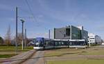 TVR Twisto-514 wendet in der Endschleife Caen-Campus2 der Ligne-A.
Seit 2002 fahren  in Caen die spurgeführten Obusse des Systems TVR (Transport sur voie réservée). Das System und die Fahrzeuge haben sich allerdings nicht bewährt und die erhofften Einsparungen gegenüber einer klassischen Straßenbahn sind nie eingetreten. Anfang 2018 wird das System eingestellt und in ein konventionelles Straßenbahnsystem  umgebaut, welches 2019 in Betrieb gehen soll.

2016-02-27 Caen Campus-2