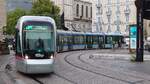 7-teiliger Citadis-Triebwagen von Alstom der Straßenbahn Grenoble an der Wendeschleife am Gare Grenoble im August 2020.
