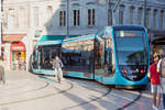 Le Tramway de Besançon - Wagen 814 der Linie 1 an der Grande Rue/Place de la Revolution zwischen den Haltestellen Battant und Révolution in Fahrtrichtung Chalezeule (Norden).