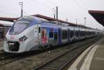 Eine Doppeltraktion des vierteiligen Hybridtriebwagens der Baureihe B83500 der SNCF, Region Elsass im Hauptbahnhof Straßburg am 28.11.14.