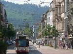 freiburg-breisgau Linie 2 in Richtung Bertoldsbrunnen. An diesem treffen sich in einem bestimmten Takt viele Stra�enbahnlinien, warten dort und geben so Zeit, in andere Linien umzusteigen, und fahren dann gemeinsam ab. 18.7.2010