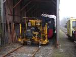 frowos Ein Blick in den Schuppen. Im Vordergrund sieht man die Gleisstopfmaschine. Dahinter Die K�f und die 2060.14.