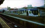 fujikyu-bahn Die Fujiky�-Bahn: Nach Sonnenuntergang steht ein Zug der Serie 1200 mit Original-L�ngssitzen (Zug Nr.1001) am Ende der Bahnlinie in Kawaguchiko, 2. April 2002.