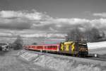 Bunter Zug in Schwarz/weier Landschaft: 101 141 (Azubis der DB gegen Hass und Gewalt) mit RE 4043 bei Pfaffenhofen.