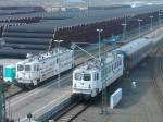 georg-verkehrs-gesellschaft-gvg Diesmal kein Bild aus Berlin Lichtenberg von den GVG 109-2 und 109-3.
W�hrend 109-1 in Berlin blieb,standen die 109-2 links und 109-3 rechts am 11.April 2010 am Bahnsteig von Mukran.Wie man sieht lagern die Rohre f�r die Ostseegasleitung in Mukran �berall.