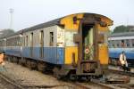 บพห.69 (บพห. = BFV/Bogie Full Van) wartet im Bf. Thon ...