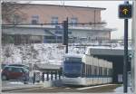 Glattalbahn �ffentlicher Nahverkehr im doppelten Sinne. Mit einer Cobra der Linie 10 direkt zu den Schlangengirls mit der Stange am Bahnhof Glattbrugg. (16.02.2010)