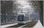 Glattalbahn Cobra der Linie 10 zum Flughafen beim Oerlikerhus. (16.02.2010)