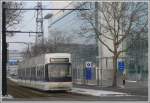 Glattalbahn Eine Cobra verl�sst die Haltestelle Oerlikerhus Richtung Flughafen. Obwohl die Sitze �usserst unbequem sind, sind die Aussichtspl�tze am Wagenende der Cobra-Trams sehr beliebt. (16.02.2010)