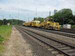 Gleisbaumaschinen und -krane Ein Bauzug gezogen von einer V 100 in K�ln West am 25.5.10